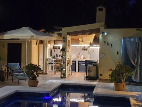 Αίθριο ή υπαίθριος χώρος στο The Garden RA Floor Private Rooms, Pool, Garden Access