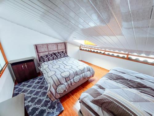 a small bedroom with two beds in a boat at duplex acogedor in Cusco