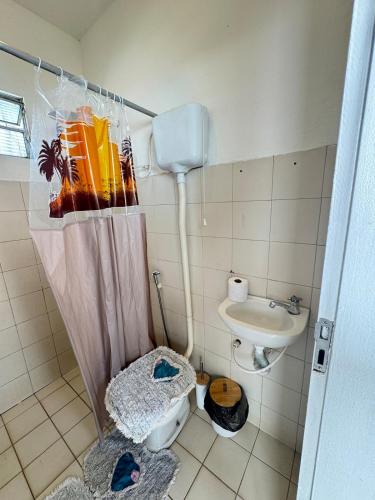 a small bathroom with a toilet and a sink at Otima casa bem localizaca para 6 a 8 pessoas in São Luís