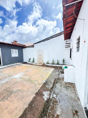 an empty parking lot next to a white building at Otima casa bem localizaca para 6 a 8 pessoas in São Luís