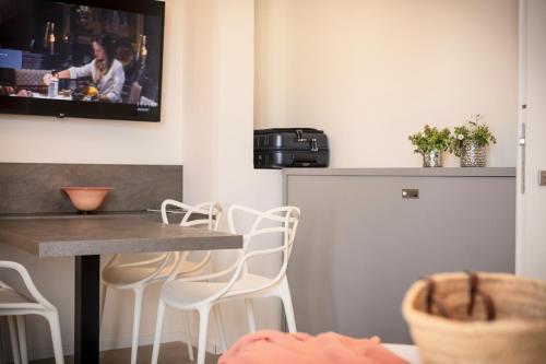 Μια τηλεόραση ή/και κέντρο ψυχαγωγίας στο Residence Cristallo Senigallia