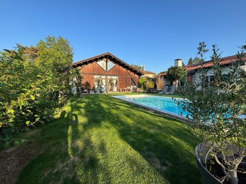 una casa con piscina nel cortile di Logement indépendant a Saint-Didier-au-Mont-dʼOr