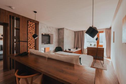 TV a/nebo společenská místnost v ubytování Böden Hotel & Spa, AKEN SOUL