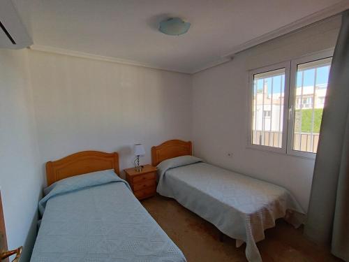 Giường trong phòng chung tại Family apartment with pool