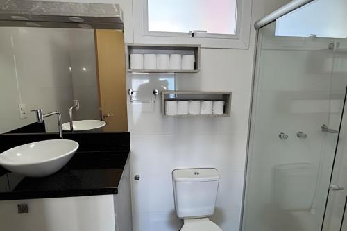 Bilik mandi di Residencial Veneza - Perto de TUDO! LZN Hospedagens