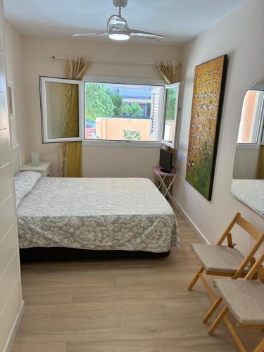a bedroom with a bed and a window at Apartamento de lujo en Canet de Berenguer a 150 m de la playa in Canet de Berenguer