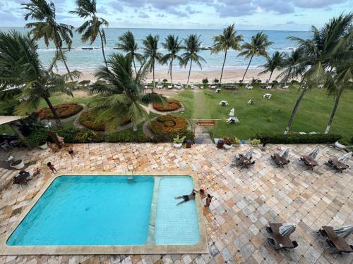 an overhead view of a swimming pool and the beach at Apart Hotel Marinas Tamandaré - apt 304 in Tamandaré
