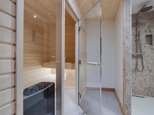 eine Sauna mit einer Glaswanddusche in der Unterkunft Appartement neuf à La Rosière avec sauna privé et parking - FR-1-690-24 in Montvalezan