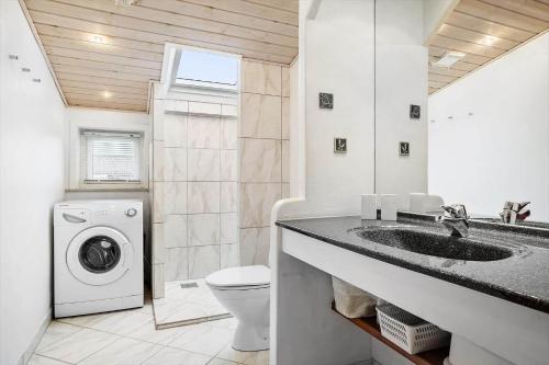 um banheiro com pia e máquina de lavar em 30462-Odder-Kirkeager-7 em Odder
