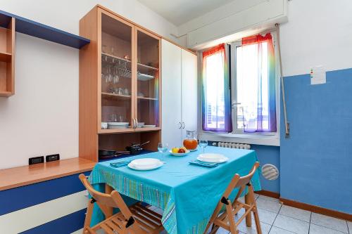 ミラノにあるErasmus Homeのキッチン(青いテーブル、椅子付)