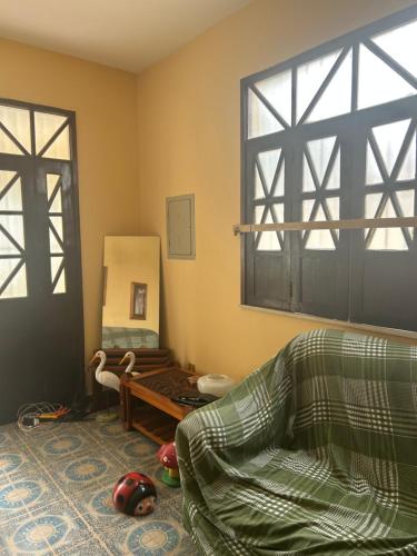 a living room with a couch and a mirror at Casa de veraneio in Salinópolis