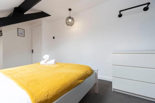Postel nebo postele na pokoji v ubytování Spacious 4BR Home in Gateshead Sleeps 7 with FREE Parking