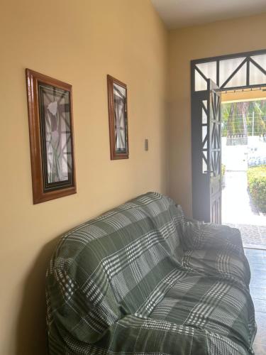 a living room with a green couch in the corner at Casa de veraneio in Salinópolis