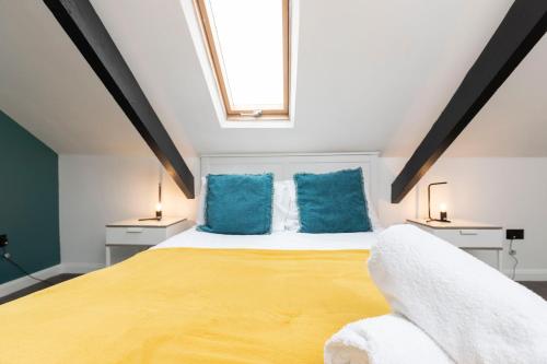 Postel nebo postele na pokoji v ubytování Spacious 4BR Home in Gateshead Sleeps 7 with FREE Parking