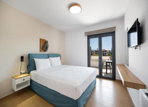 una camera da letto con un letto grande e un balcone di Euphoria Blue Lefkada a Città di Lefkada