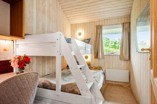 una camera con letto a castello in una casetta di 30523-Odder-Lillemosevej-24 a Odder