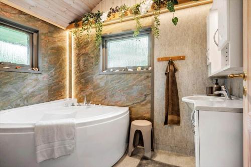 un bagno con vasca e lavandino di 30523-Odder-Lillemosevej-24 a Odder