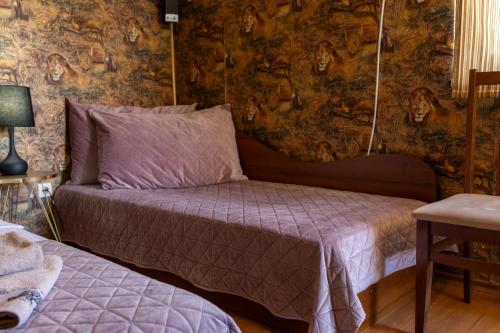 1 dormitorio con cama y pared con papel pintado en Megy's 1st Room next to the National Palace of Culture, en Sofía
