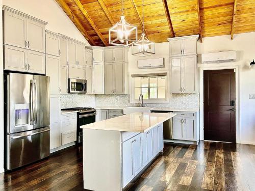Gambar di galeri bagi The Hummingbird Villa di Saint Johnʼs