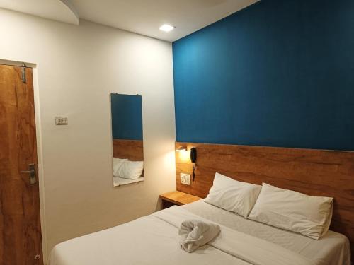 Camera con letto e parete blu di Glitz Hotels-Mumbai Inn-Saki Naka Junction a Mumbai
