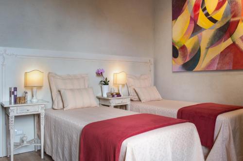 Ліжко або ліжка в номері Roncioni Palace - Soggiorno Adriana