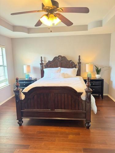 デントンにあるExotic Abode - Luxury Double Roomsのベッドルーム1室(木製ベッド1台、天井ファン付)