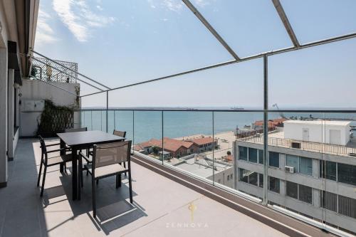 Nero Luxury Flat by Zennova