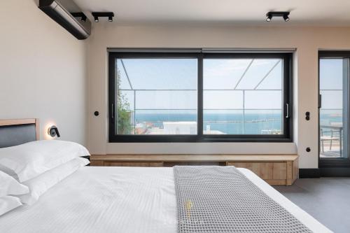 Nero Luxury Flat by Zennova