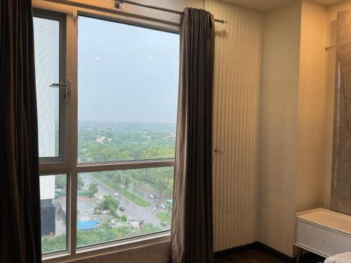 Habitación con ventana grande con vistas. en 1 bhk at elysium downtown, en Islamabad