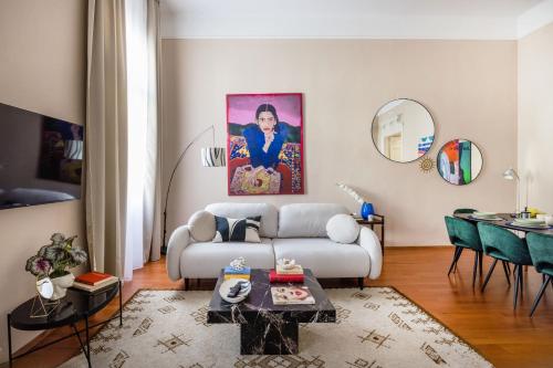 Art House Bold Luxe 3BR Grand Views by Danube