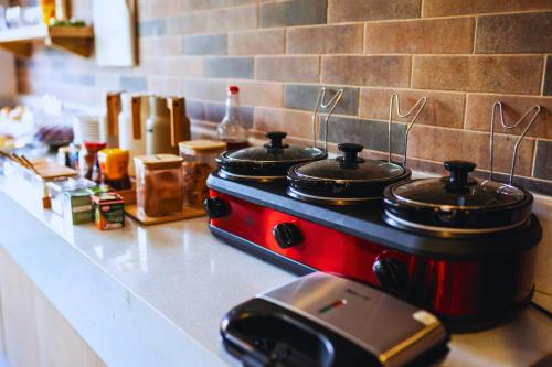 a kitchen counter with two pots on top of a stove at Pousada do Lago in Guaramiranga