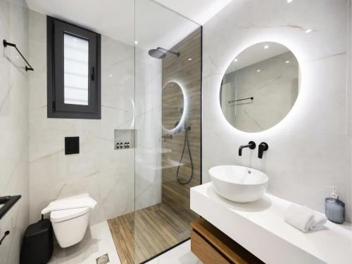 un bagno bianco con lavandino e doccia di Euphoria Blue Lefkada a Città di Lefkada
