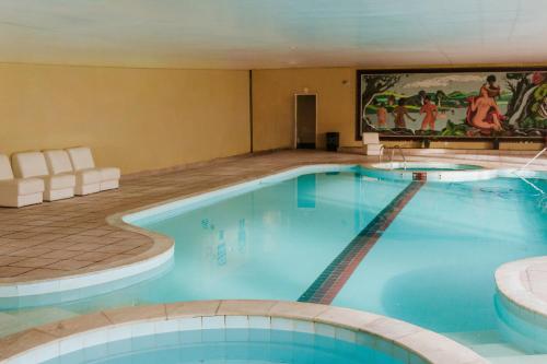 Kolam renang di atau dekat dengan Hotel Dona Beja