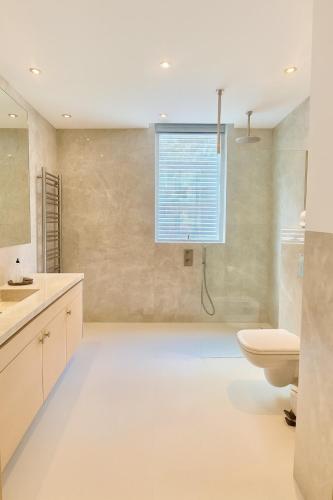 Ένα μπάνιο στο New Luxury Spacious Apartment, Centrally located