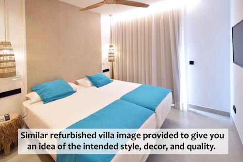 a hotel room with a bed with blue pillows at Residencial Bogamarí in San Antonio Bay