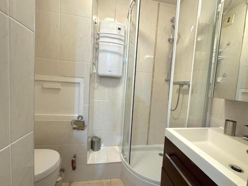 Koupelna v ubytování Studio confort pour 2 aux Menuires avec cuisine équipée - FR-1-452-146