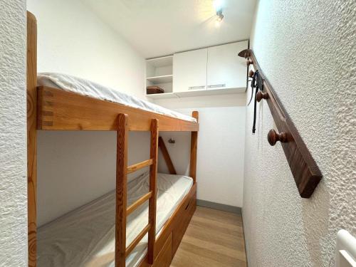 Postel nebo postele na pokoji v ubytování Studio confort pour 2 aux Menuires avec cuisine équipée - FR-1-452-146