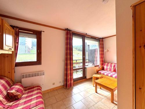 a living room with two beds and a window at Studio cabine rénové pour 4 pers, balcon, animaux admis - FR-1-452-55 in Les Menuires