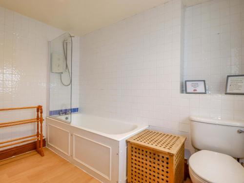 Un baño con bañera, inodoro y lavabo. en Rosewin Farmhouse, en Saint Minver