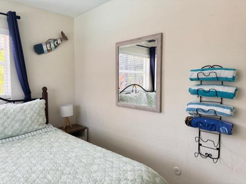 a bedroom with a bed and a stack of folded towels at Tropical Villas Of Venice Beach in Venice