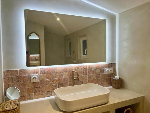 Ένα μπάνιο στο Wonderful house on the lake with idyllic lake views