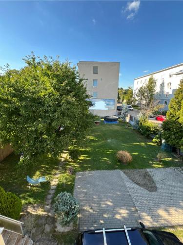an overhead view of a yard with a tree at Privát na Sihoti 1 in Trenčín
