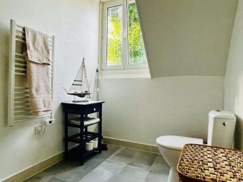 een badkamer met een toilet en een raam bij Appartement calme et spacieux, tout équipé in Saint-Quentin