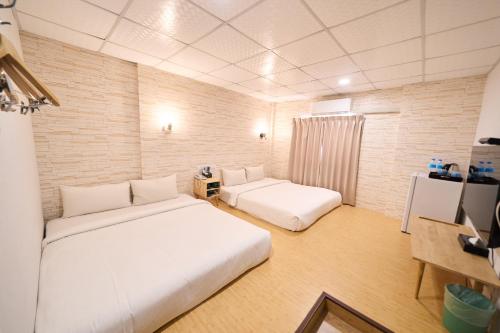 a bedroom with two beds in a room at The Riverside Hotel Fashion in Kaohsiung