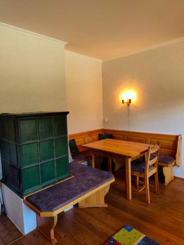 una sala da pranzo con tavolo e armadio verde di Apartment Berg & See a Turracher Hohe