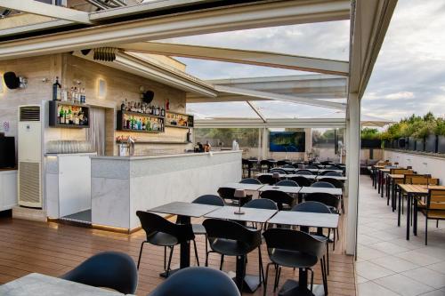 Un restaurante u otro lugar para comer en Romoli Hotel