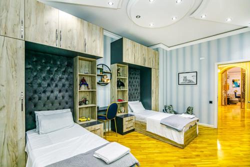 Ένα ή περισσότερα κρεβάτια σε δωμάτιο στο Luxury AURA Apartment in Baku