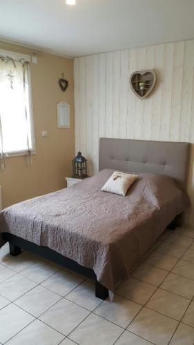 a bedroom with a large bed in a room at Au 14 Honfleur parking privé in Honfleur
