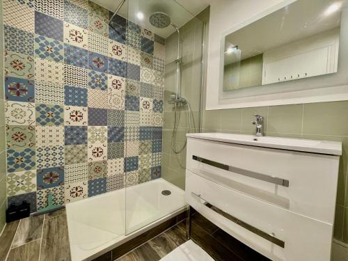 ein Badezimmer mit Waschbecken, Dusche und Badewanne in der Unterkunft Les Gîtes de l'ile à Metz in Metz