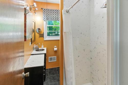 Gambar di galeri bagi Tranquil 2 acres brook Downtown Travelers Rest di Travelers Rest